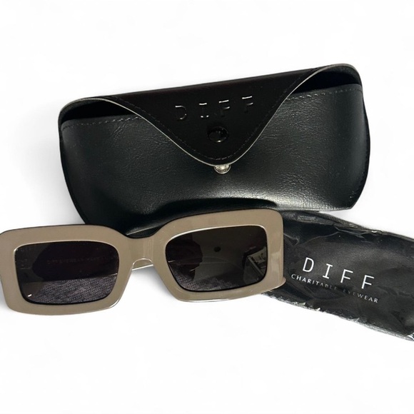 Diff Eyewear Accessories - DIFF Eyewear Chunky Rectangular Sunglasses with Bold Design